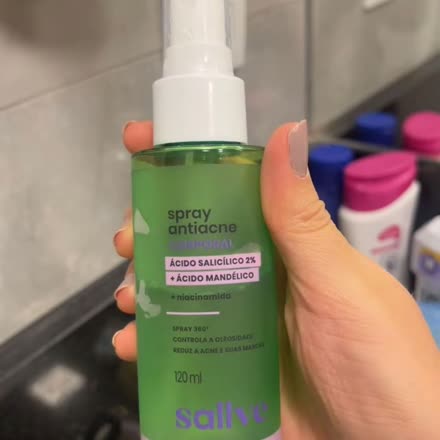Spray Antiacne da sallve na mão da cliente