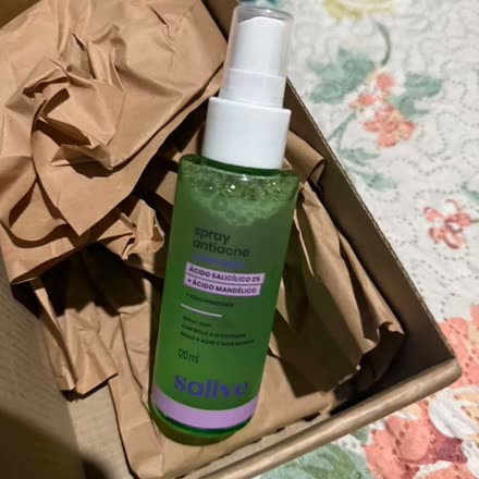 Caixa da sallve aberta com o Spray Antiacne dentro